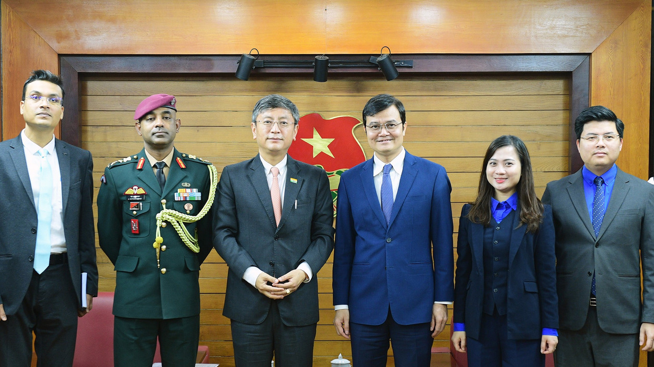  C&aacute;c đại biểu chụp ảnh lưu niệm tại buổi tiếp.