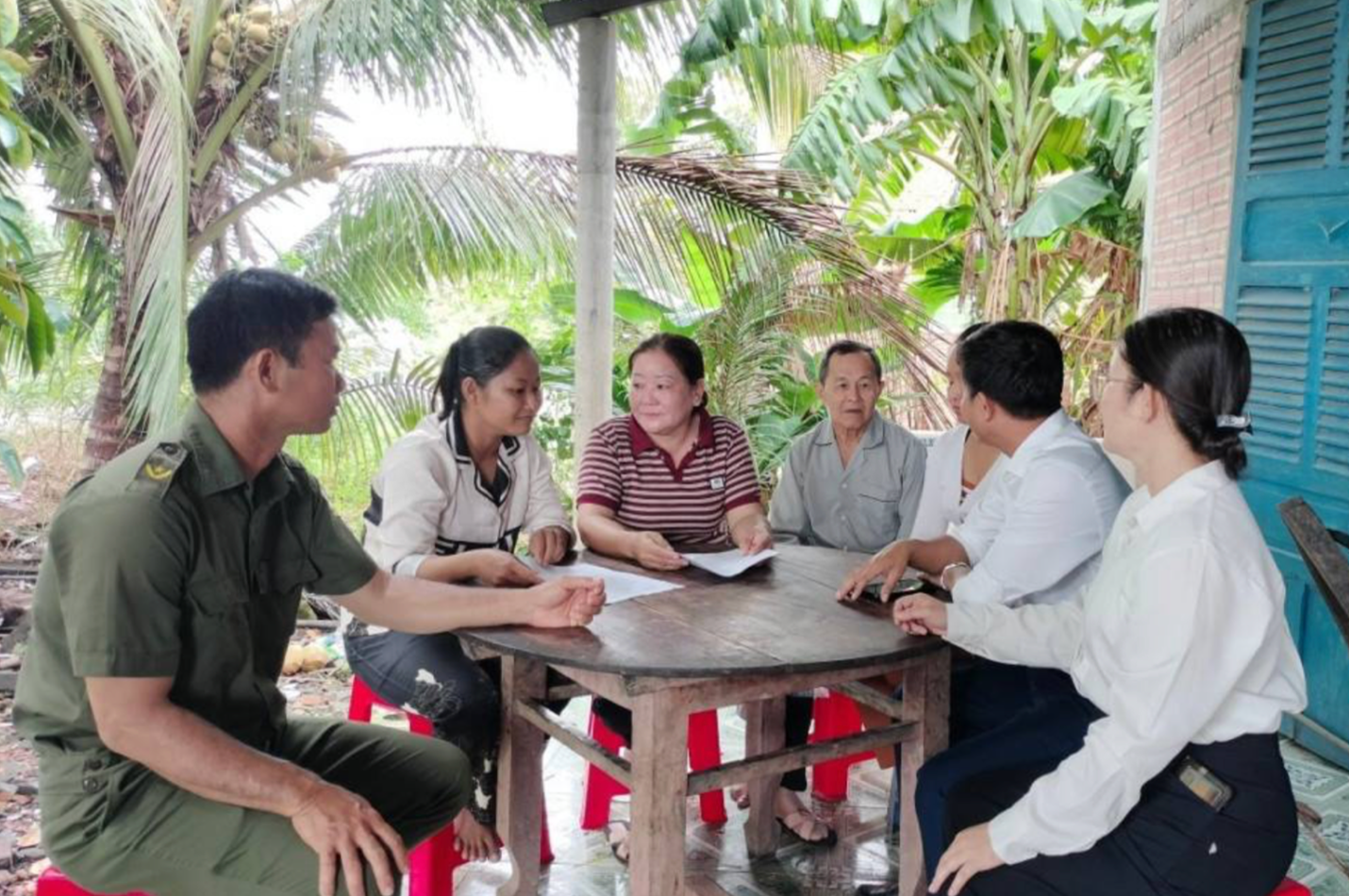 Trực tiếp r&agrave; so&aacute;t những hộ ngh&egrave;o v&agrave; đối tượng c&oacute; thu nhập thấp.