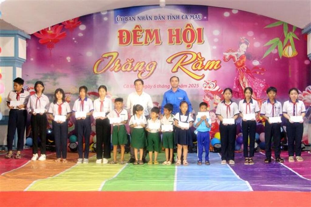 Ban tổ chức trao học bổng cho học sinh vượt kh&oacute; học tốt. 