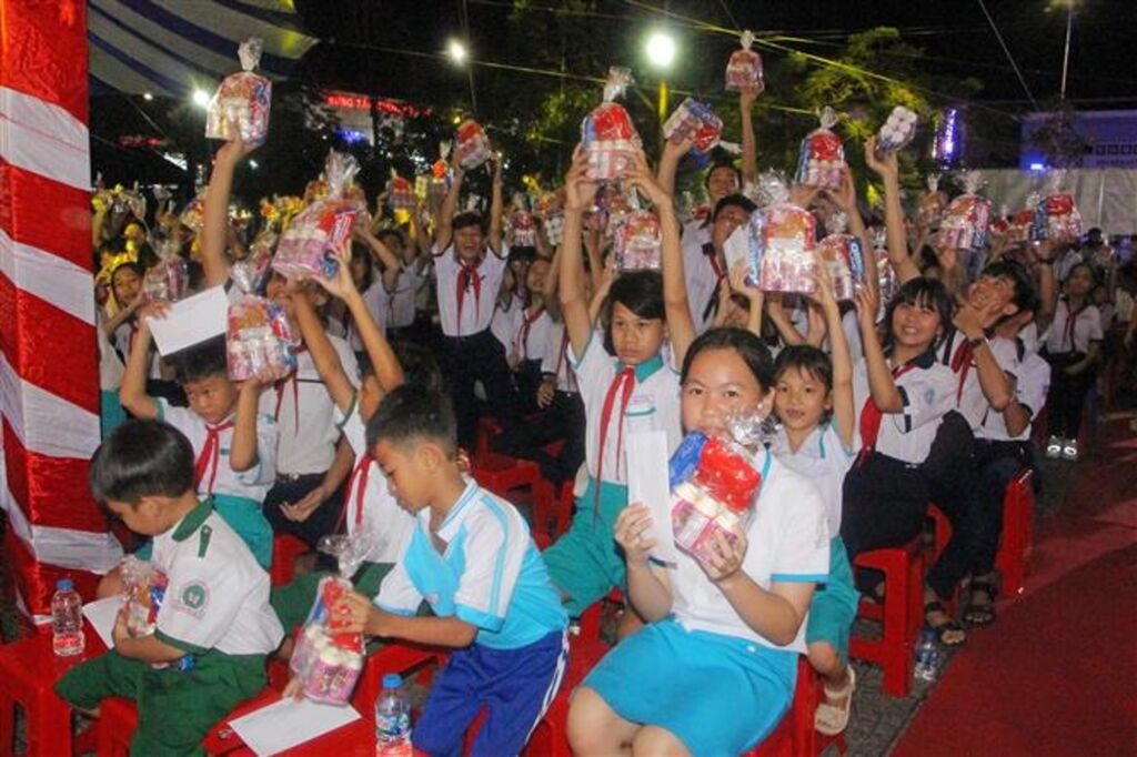 Học sinh tham dự chương tr&igrave;nh chia sẻ niềm vui được nhận qu&agrave; Trung thu. 