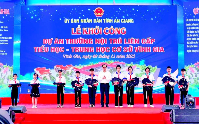 Ph&oacute; Thủ tướng Ch&iacute;nh phủ B&ugrave;i Thanh Sơn tặng qu&agrave; cho học sinh c&oacute; ho&agrave;n cảnh kh&oacute; khăn của Trường trung học cơ sở Lương An Tr&agrave;.