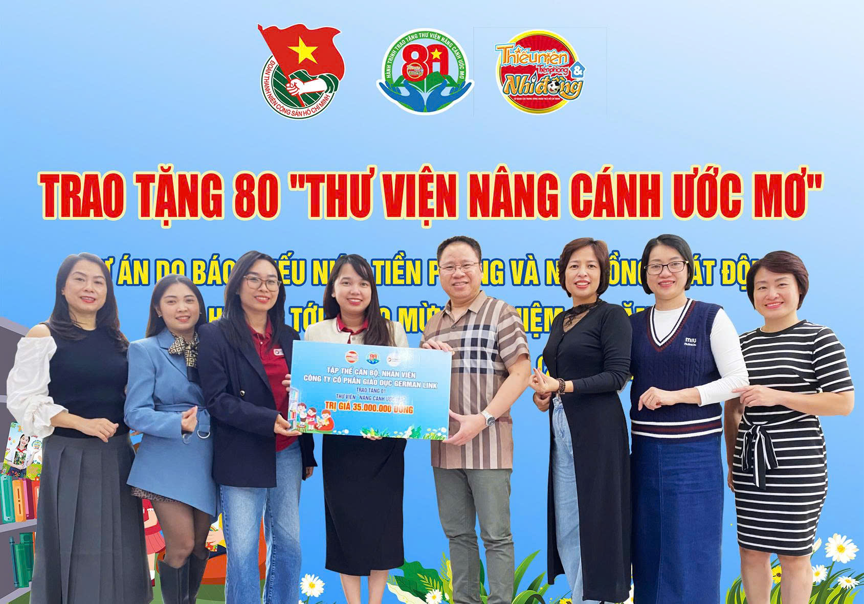 C&ocirc; Vũ Thị Lan Anh - Gi&aacute;m đốc Quan hệ kh&aacute;ch h&agrave;ng, C&ocirc;ng ty Cổ phần Gi&aacute;o dục German Link (người thứ tư, b&ecirc;n tr&aacute;i) trao tặng Thư viện &ldquo;N&acirc;ng c&aacute;nh ước mơ&rdquo; cho đại diện B&aacute;o Thiếu ni&ecirc;n Tiền phong v&agrave; Nhi đồng.