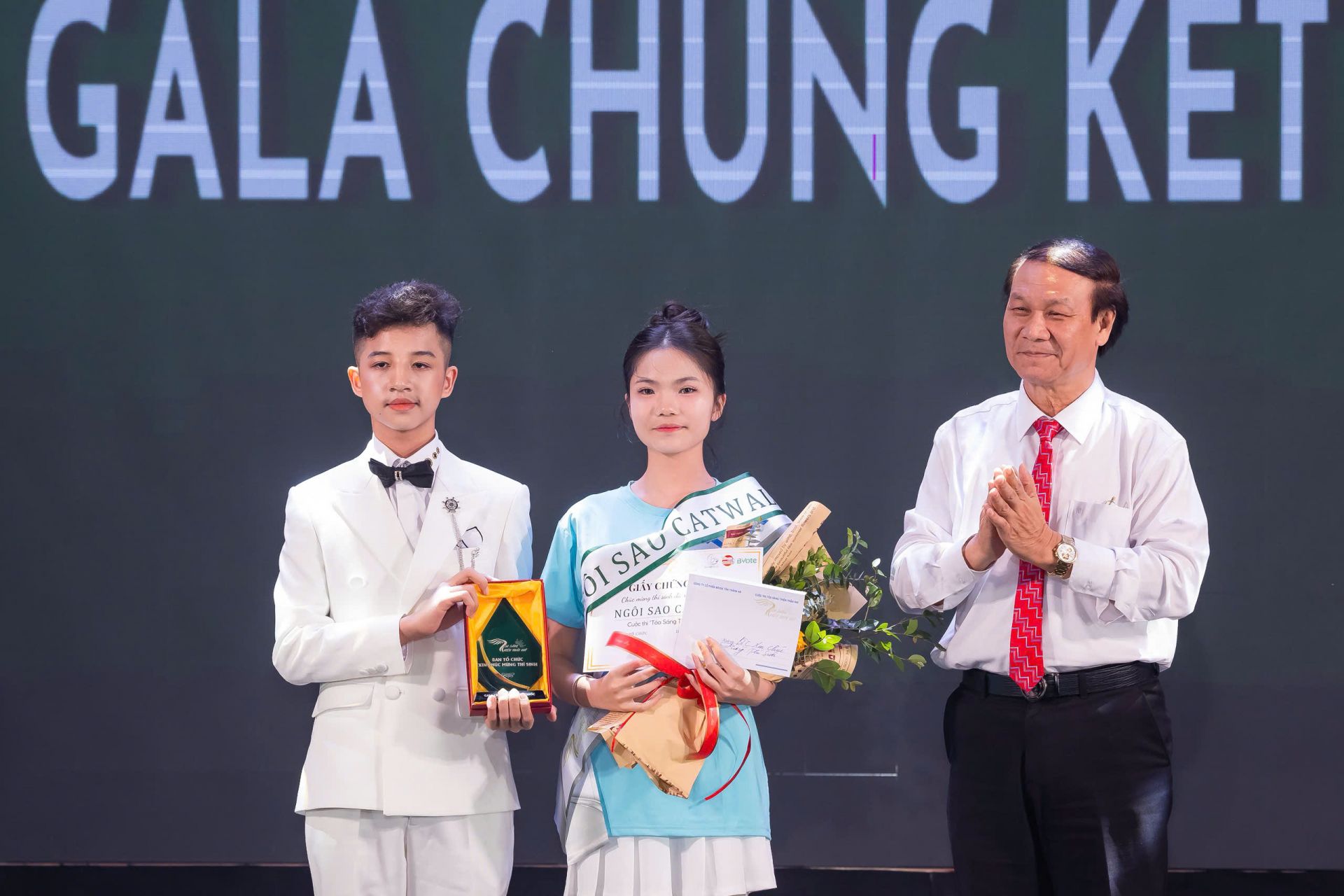 Ph&iacute; Thanh Phương nhận danh hiệu &ldquo;Ng&ocirc;i sao Catwalk&rdquo; tại Gala Chung kết cuộc thi &ldquo;Tỏa s&aacute;ng Thi&ecirc;n thần nh&iacute;&rdquo; m&ugrave;a 6.