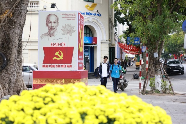 Kh&ocirc;ng gian khu vực hồ Ho&agrave;n Kiếm, tr&aacute;i tim của Thủ đ&ocirc; được kho&aacute;c một chiếc &aacute;o mới l&agrave; những b&ocirc;ng hoa đầy m&agrave;u sắc.