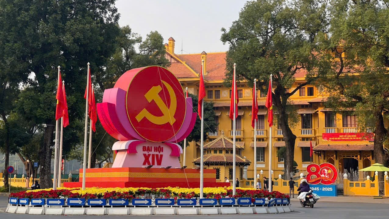 Hà Nội rực rỡ cờ hoa chào mừng Đại hội Đảng lần thứ XIV