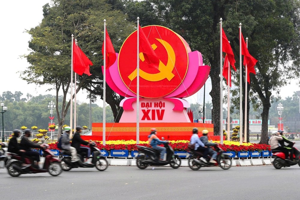 Sắc đỏ của cờ Đảng, cờ Tổ quốc, sắc hoa tươi thắm trong nắng sớm mai l&agrave;m phố phường Thủ đ&ocirc; rực rỡ trong những ng&agrave;y đầu năm mới.