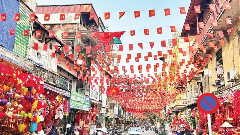Những con phố được trang ho&agrave;ng bằng l&aacute; cờ đỏ sao v&agrave;ng của Tổ quốc.