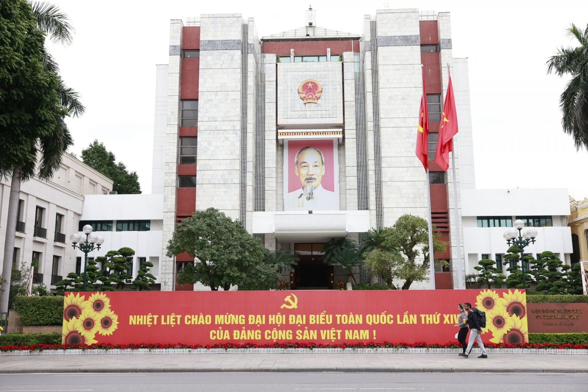 Pano cỡ lớn tại trụ sở Hội đồng Nh&acirc;n d&acirc;n, Ủy ban Nh&acirc;n d&acirc;n TP. H&agrave; Nội. 