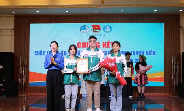 Ban Tổ chức trao tặng chứng nhận cho nh&oacute;m t&aacute;c giả đạt giải Nhất. 