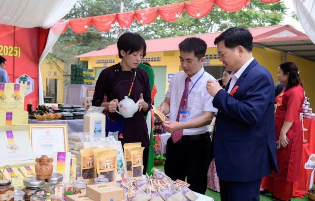 Chị L&yacute; Phương Hiền giới thiệu Tr&agrave; Mộc Hồ Điệp đến kh&aacute;ch h&agrave;ng. 