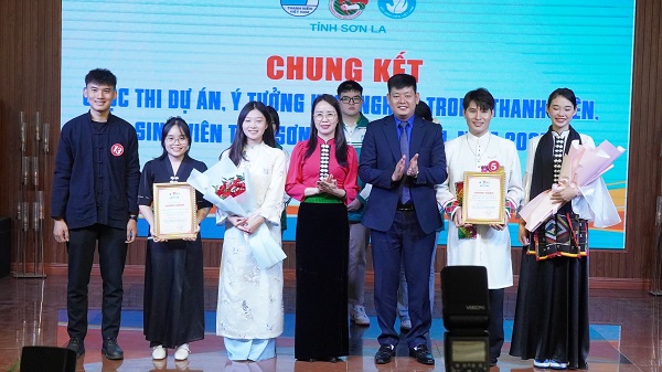 Nh&oacute;m c&aacute;c bạn đạt giải Nh&igrave; cũng để lại nhiều ấn tượng với &yacute; tưởng s&aacute;ng tạo. 