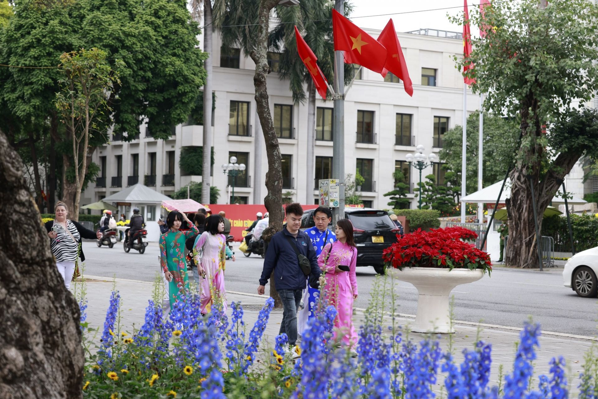 Th&agrave;nh phố H&agrave; Nội đ&atilde; chuẩn bị chu đ&aacute;o để ch&agrave;o mừng Đại hội đại biểu to&agrave;n quốc của Đảng lần thứ XIV.