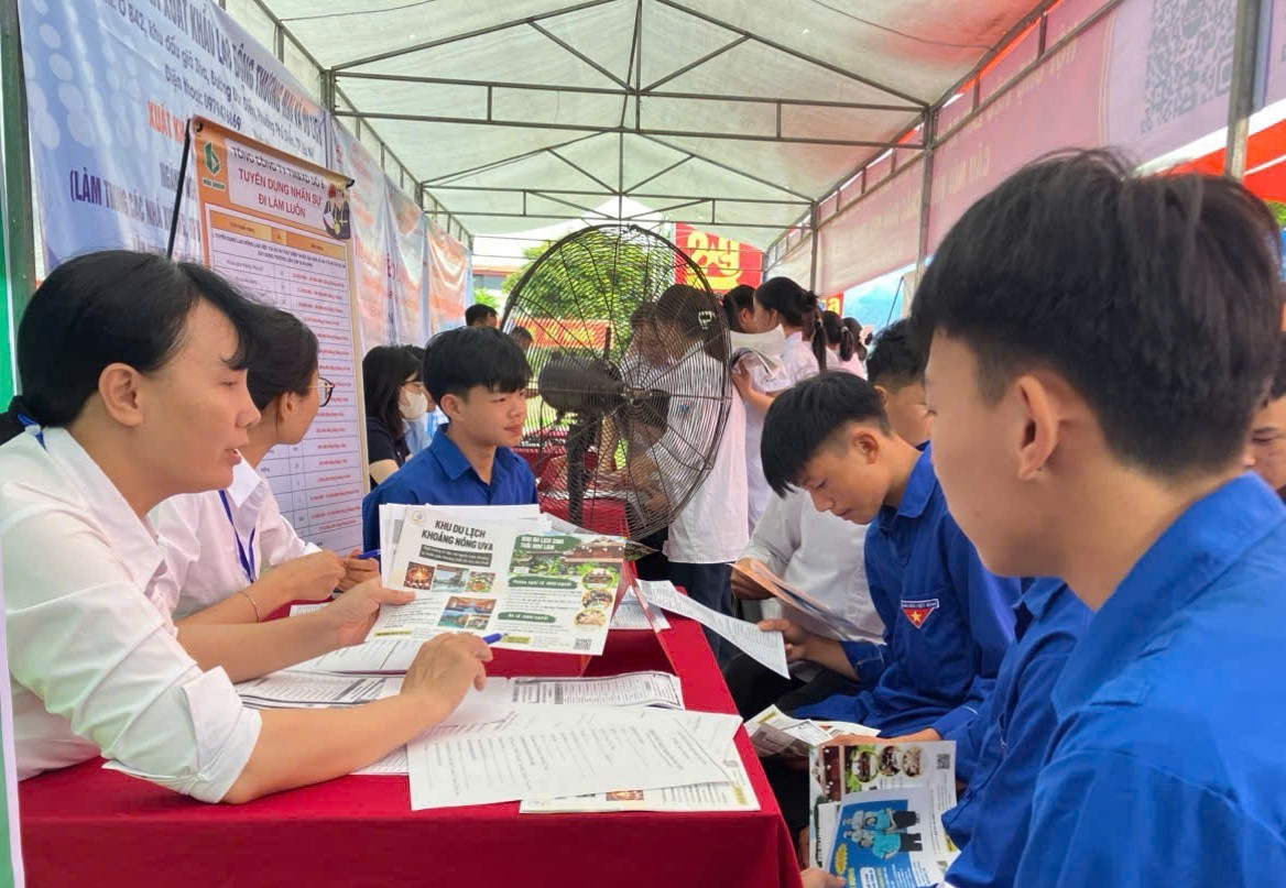 Thanh ni&ecirc;n x&atilde; Mường Ảng t&igrave;m hiểu c&aacute;c ch&iacute;nh s&aacute;ch việc l&agrave;m th&ocirc;ng qua ng&agrave;y hội việc l&agrave;m được tổ chức tr&ecirc;n địa b&agrave;n. 