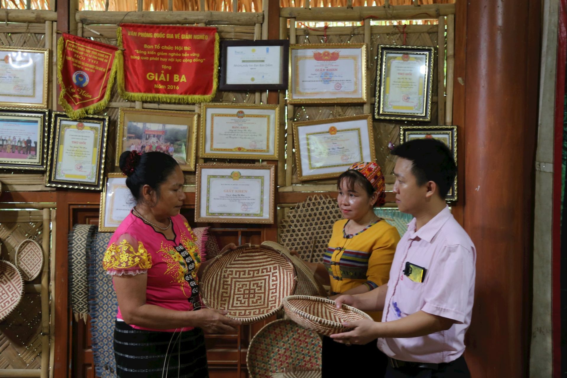 Cán b&ocirc;̣ Ng&acirc;n hàng Chính sách xã h&ocirc;̣i Con Cu&ocirc;ng thăm m&ocirc; hình vay vốn tr&ecirc;n địa bàn. 