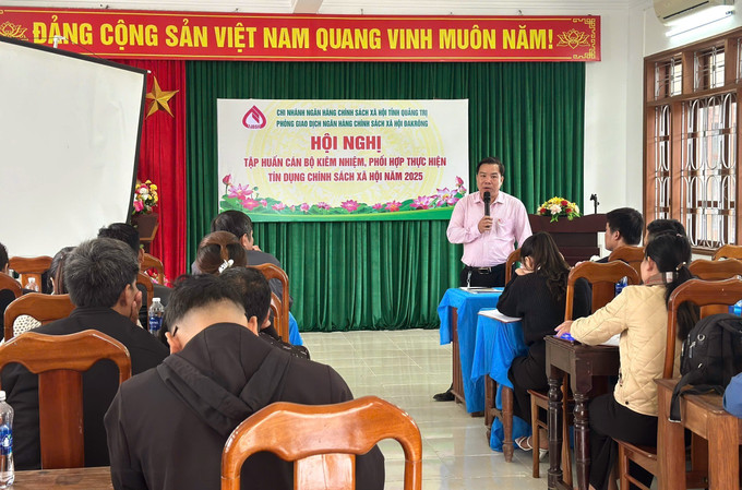 C&aacute;n bộ Ph&ograve;ng giao dịch NHCSXH Đakr&ocirc;ng (tỉnh Quảng Trị) tăng cường tập huấn cho c&aacute;n bộ ki&ecirc;m nhiệm thực hiện c&aacute;c chương tr&igrave;nh t&iacute;n dụng ch&iacute;nh s&aacute;ch.