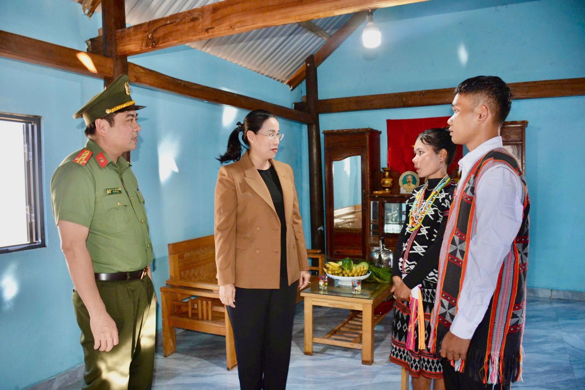 Ph&oacute; Chủ tịch UBND th&agrave;nh phố Nguyễn Thị Anh Thi thăm hỏi, động vi&ecirc;n gia đ&igrave;nh anh Alăng Đ&iacute;ch.