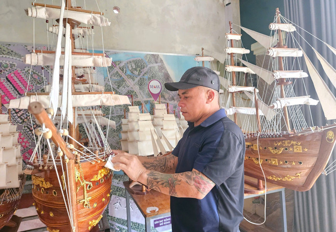 Anh Dương Quang Hương, tr&uacute; tại x&atilde; Nam Trạch được Ph&ograve;ng giao dịch Ng&acirc;n h&agrave;ng Ch&iacute;nh s&aacute;ch x&atilde; hội Bố Trạch cho vay 70 triệu đồng để ph&aacute;t triển m&ocirc; h&igrave;nh t&agrave;u du lịch phong thủy mang lại thu nhập ổn định.