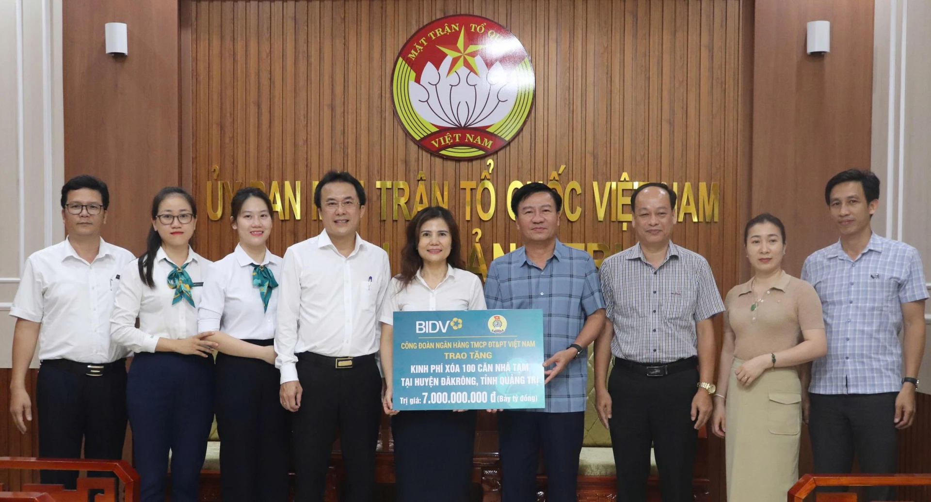 Tiếp nhận bảng hỗ trợ kinh ph&iacute; thực hiện chương tr&igrave;nh &ldquo;X&oacute;a nh&agrave; tạm, nh&agrave; dột n&aacute;t&rdquo; từ C&ocirc;ng đo&agrave;n Ng&acirc;n h&agrave;ng BIDV Việt Nam.