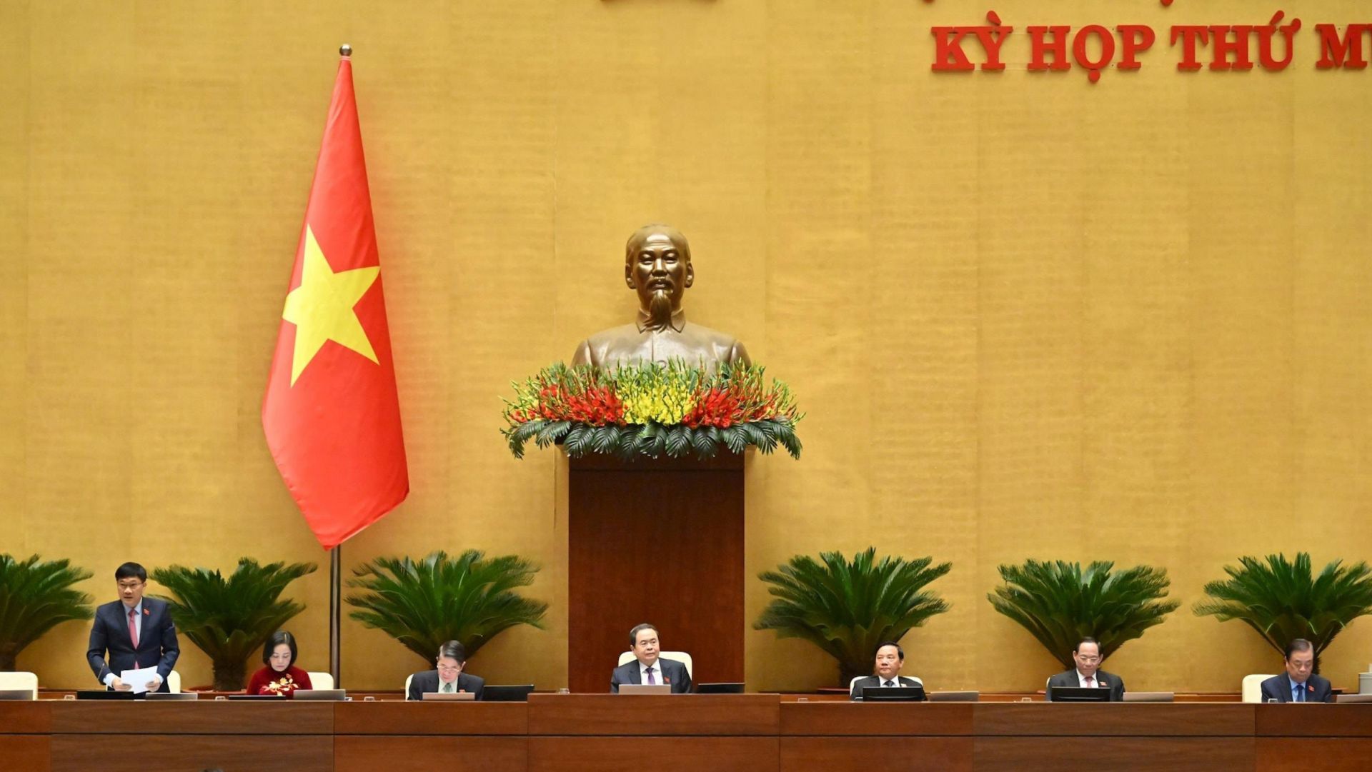 Chủ tịch Quốc hội Trần Thanh Mẫn chủ tr&igrave;. Ph&oacute; Chủ tịch Quốc hội Vũ Hồng Thanh điều h&agrave;nh phi&ecirc;n thảo luận.