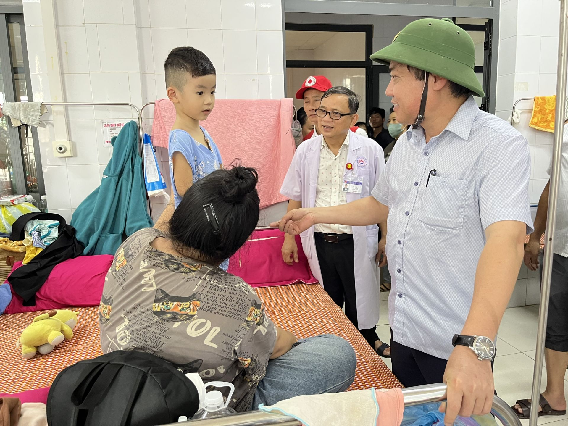 Ph&oacute; Chủ tịch UBND th&agrave;nh phố Phan Th&aacute;i B&igrave;nh thăm hỏi bệnh nhi tr&aacute;nh tr&uacute; mưa lũ tại Bệnh viện Đa khoa khu vực Quảng Nam v&agrave;o cuối th&aacute;ng 10-2025.