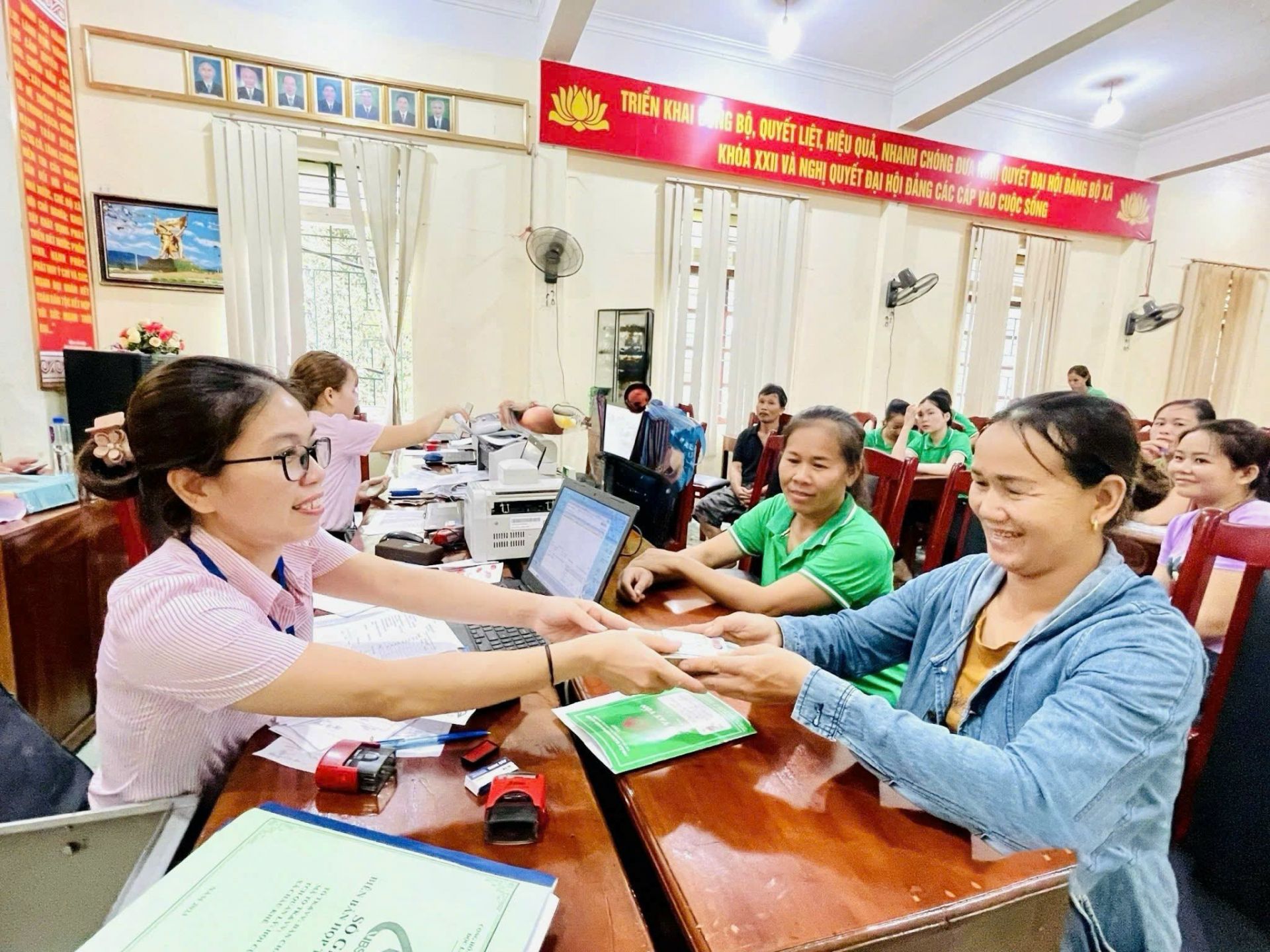 Giải ngân tại điểm giao dịch xã Châu Khê, Con Cuông.