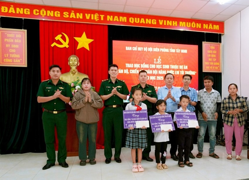 3 em học sinh l&agrave; người đồng b&agrave;o d&acirc;n tộc thiểu số, c&oacute; ho&agrave;n cảnh gia đ&igrave;nh kh&oacute; khăn được tặng học bổng.