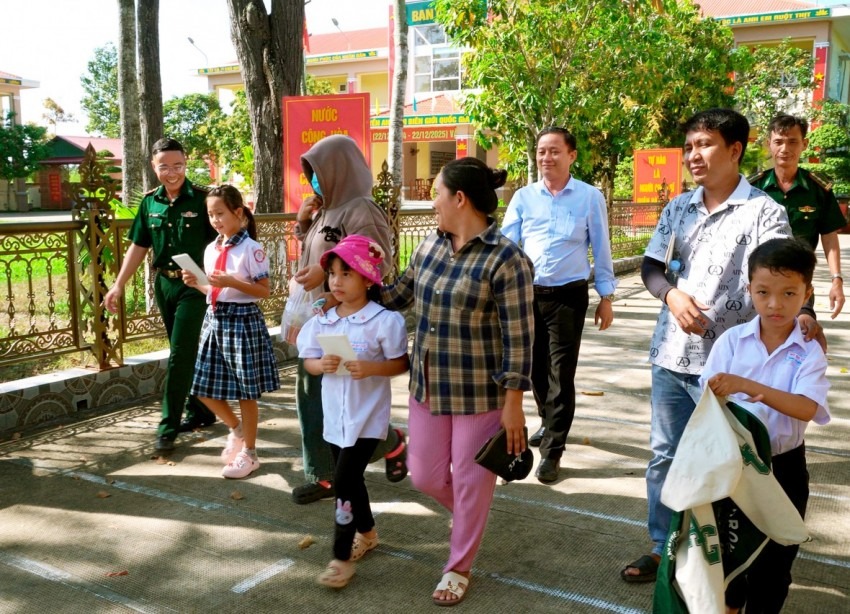 Buổi lễ diễn ra trong kh&ocirc;ng kh&iacute; ấm &aacute;p, gần gũi, để lại nhiều x&uacute;c động đối với phụ huynh v&agrave; c&aacute;c em học sinh. 