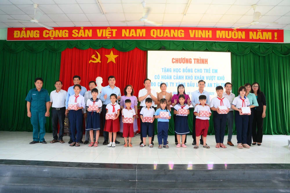 Những phần qu&agrave; tuy kh&ocirc;ng lớn về gi&aacute; trị vật chất nhưng mang &yacute; nghĩa tinh thần s&acirc;u sắc, g&oacute;p phần gi&uacute;p c&aacute;c em trang trải chi ph&iacute; học tập.