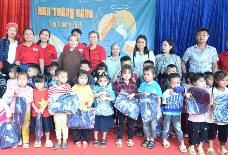 BTC gửi đến c&aacute;c bạn học sinh nhiều phần qu&agrave; hỗ trợ học tập.