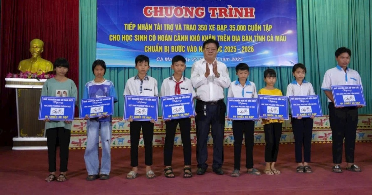 &Ocirc;ng Trần Ho&agrave;ng Duy&ecirc;n- Gi&aacute;m đốc Quỹ khuyến học V&otilde; Văn Kiệt trao bảng tượng trưng tặng xe đạp cho c&aacute;c em học sinh c&oacute; ho&agrave;n cảnh kh&oacute; khăn tr&ecirc;n địa b&agrave;n tỉnh C&agrave; Mau.