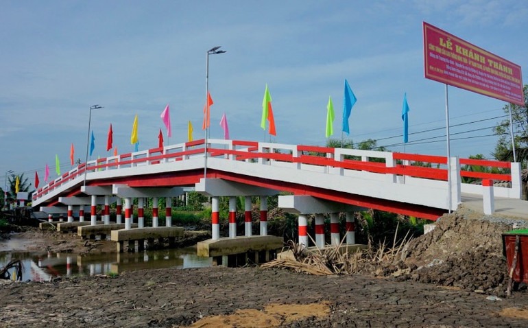 Nhiều dự &aacute;n đầu tư ph&aacute;t triển hạ tầng kinh tế &ndash; x&atilde; hội đ&atilde; được thực hiện, tập trung v&agrave;o c&aacute;c x&atilde; đặc biệt kh&oacute; khăn.