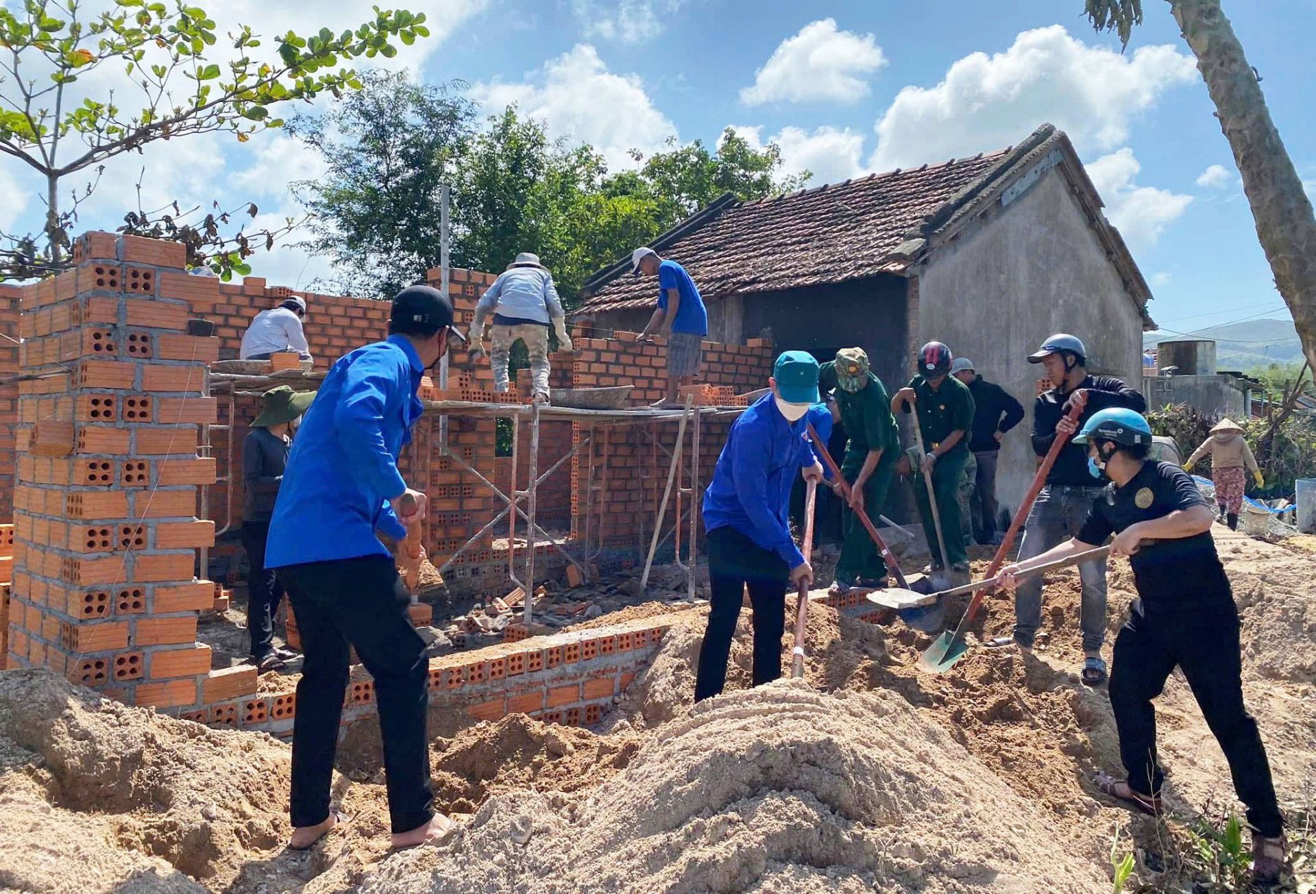 Đ&ocirc;ng đảo lực lượng tham gia hỗ trợ x&acirc;y dựng nh&agrave; ở cho c&aacute;c nh&oacute;m ch&iacute;nh s&aacute;ch.