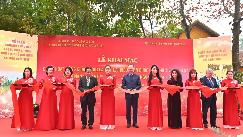 C&aacute;c đại biểu cắt băng khai mạc chuỗi hoạt động.