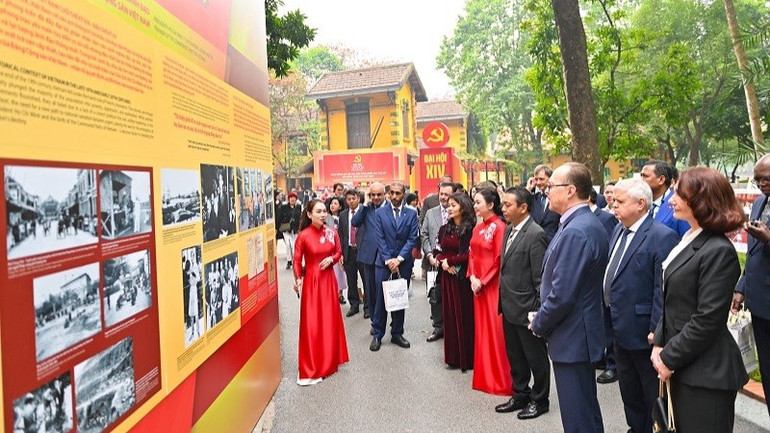 C&aacute;c đại biểu tham quan kh&ocirc;ng gian Triển l&atilde;m &ldquo;Đảng Cộng sản Việt Nam - rực rỡ trang sử v&agrave;ng&rdquo;.