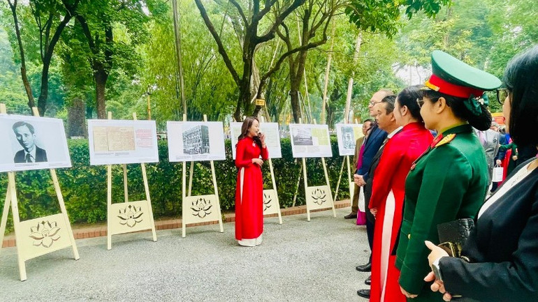 T&igrave;m hiểu Triển l&atilde;m &ldquo;Chủ tịch Hồ Ch&iacute; Minh với nước Nga&rdquo;.