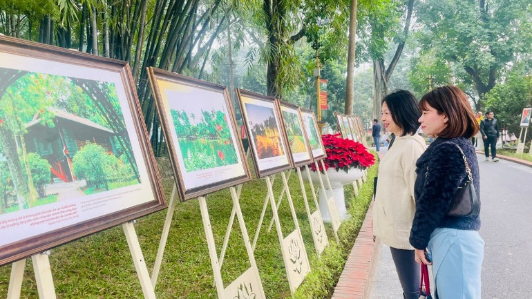 Chi&ecirc;m ngưỡng c&aacute;c t&aacute;c phẩm ảnh lưu lại những khoảnh khắc đẹp trong Khu Di t&iacute;ch Chủ tịch Hồ Ch&iacute; Minh tại Phủ Chủ tịch.