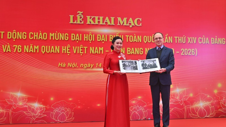 Gi&aacute;m đốc Khu Di t&iacute;ch Chủ tịch Hồ Ch&iacute; Minh tại Phủ Chủ tịch tiếp nhận tư liệu ảnh do Đại sứ qu&aacute;n Li&ecirc;n bang Nga tại Việt Nam trao tặng.