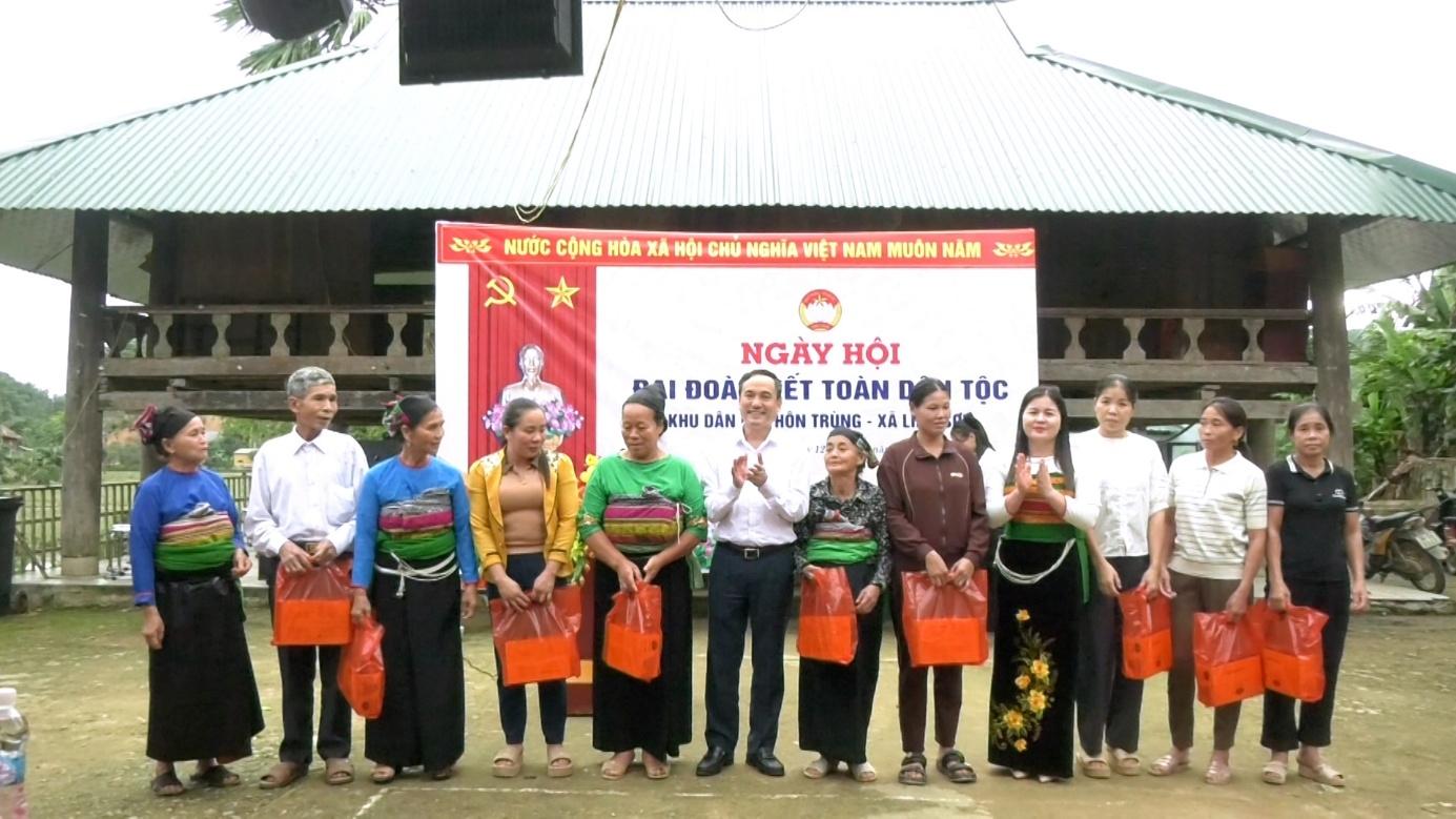 L&atilde;nh đạo UBND x&atilde; Linh Sơn ghi nhận, biểu dương kết quả c&aacute;n bộ v&agrave; Nh&acirc;n d&acirc;n th&ocirc;n Tr&ugrave;ng đ&atilde; đạt được.