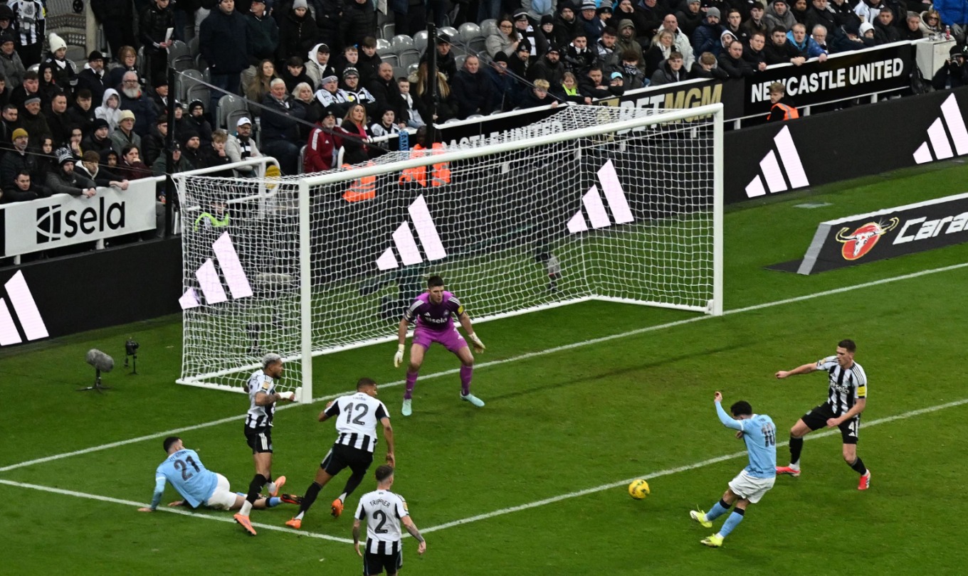 Rayan Cherki s&uacute;t ch&eacute;o g&oacute;c ấn định tỷ số 2-0 cho Man City.