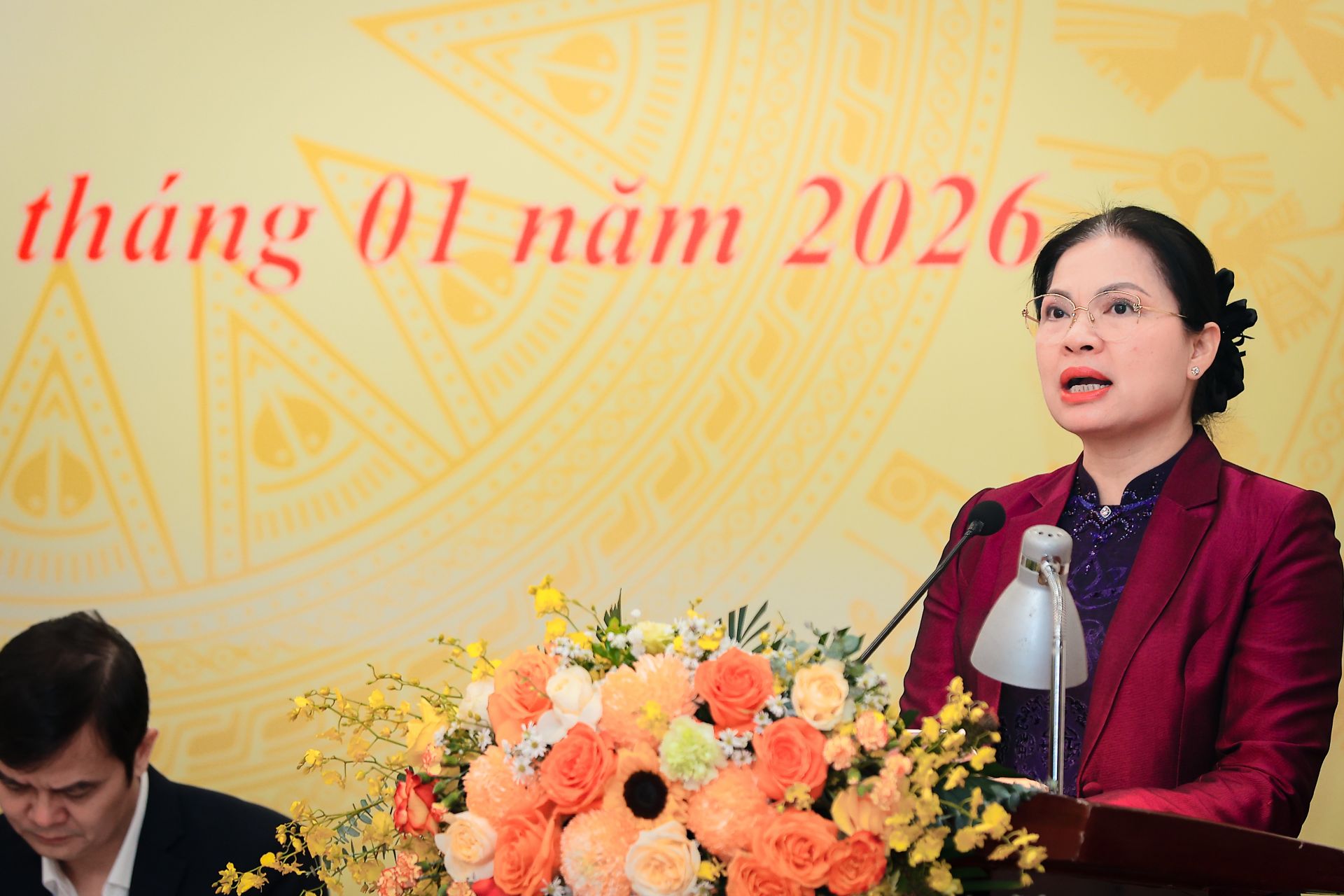 Ph&oacute; B&iacute; thư Thường trực Đảng ủy MTTQ, c&aacute;c đo&agrave;n thể Trung ương H&agrave; Thị Nga b&aacute;o c&aacute;o kết quả 