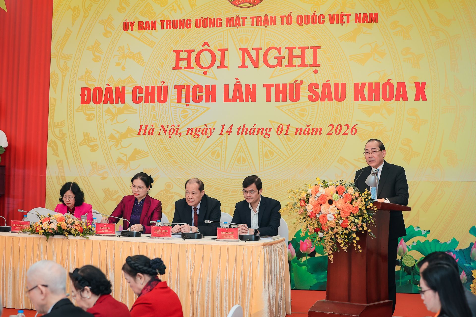  &Ocirc;ng Ho&agrave;ng C&ocirc;ng Thủy, Ph&oacute; Chủ tịch Ủy ban Trung ương MTTQ Việt Nam tr&igrave;nh b&agrave;y nội dung Tờ tr&igrave;nh tại Hội nghị.