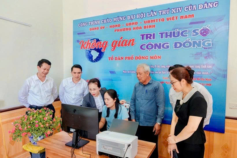 Người d&acirc;n tại tỉnh được hỗ trợ kịp thời c&aacute;c th&ocirc;ng tin trong chuyển đổi số.