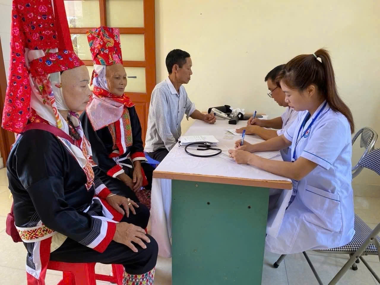 Người d&acirc;n tộc thiểu số tại Quảng Ninh được quan t&acirc;m, hỗ trợ y tế.