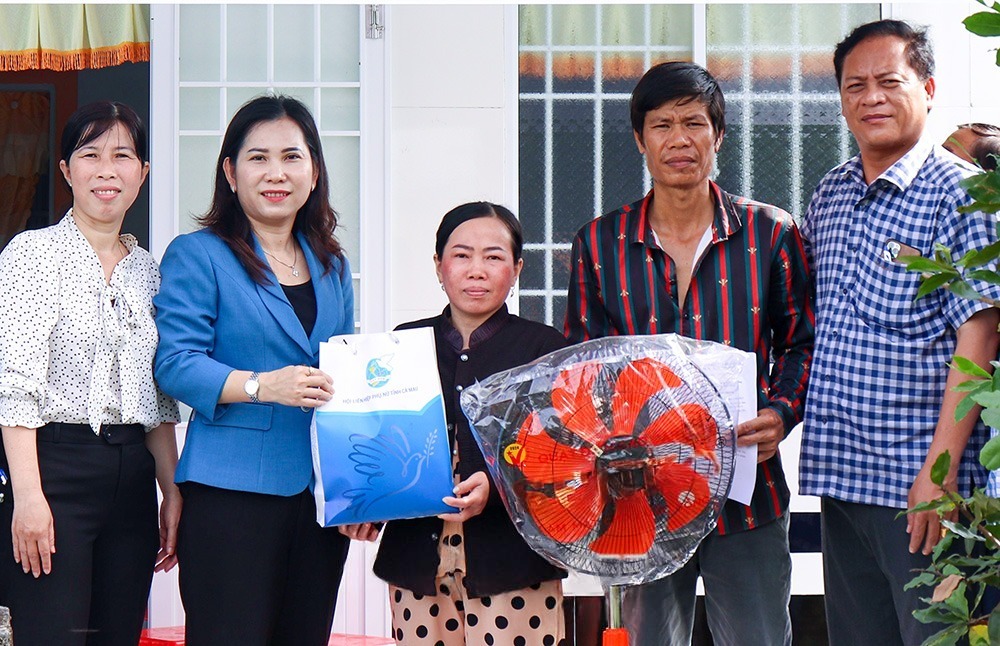 Hội LHPN tỉnh c&ugrave;ng địa phương b&agrave;n giao nh&agrave; t&igrave;nh thương cho chị Đo&agrave;n Thị Đồng tại x&atilde; Định Th&agrave;nh.