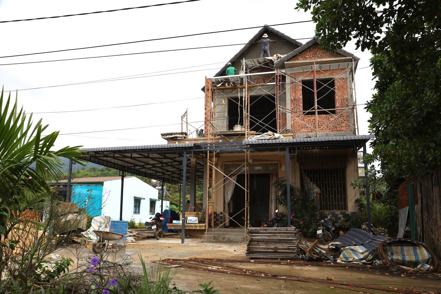 Nhiều ng&ocirc;i nh&agrave; tại địa phương được sửa chữa, x&acirc;y mới khang trang g&oacute;p phần thay đổi diện mạo n&ocirc;ng th&ocirc;n.