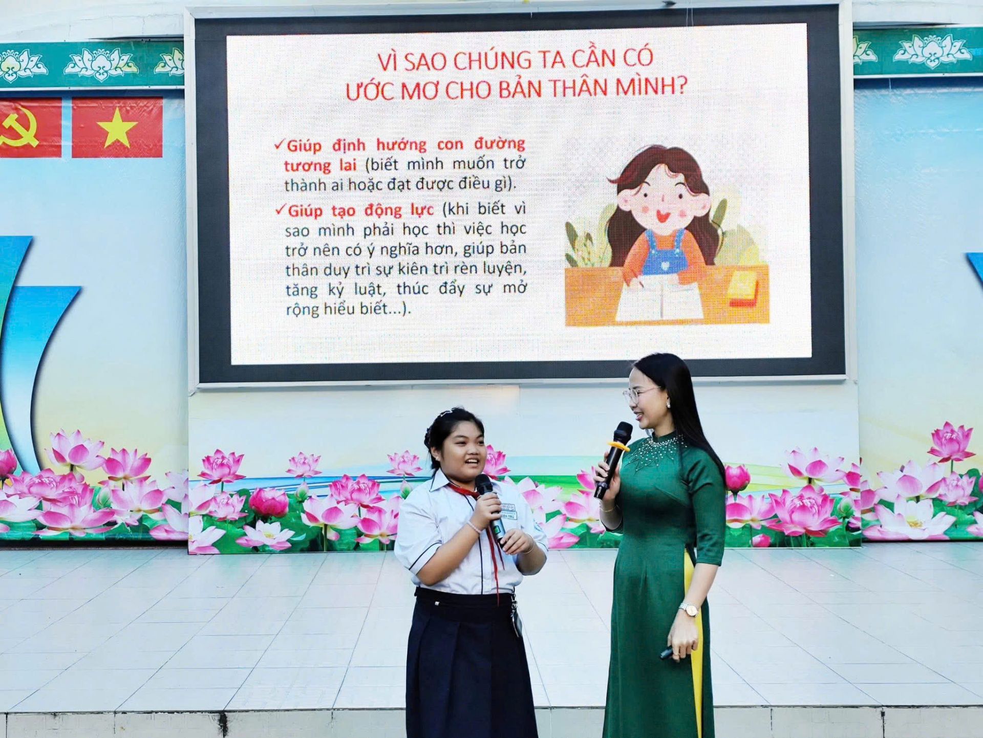 Tiến sĩ Nguyễn Thị Quốc Minh lắng nghe lời chia sẻ của c&aacute;c bạn học sinh.