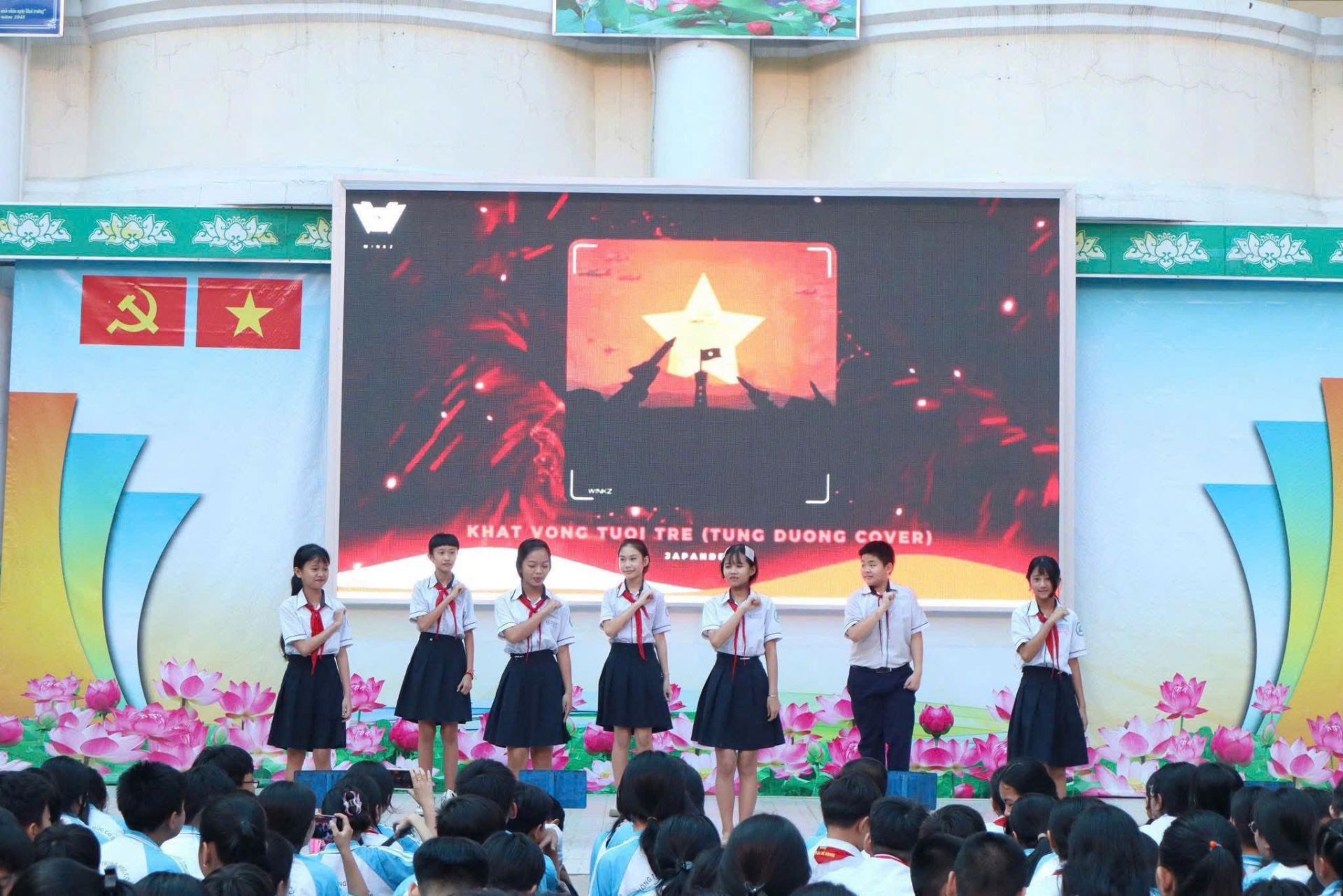 Tiết mục văn nghệ ch&agrave;o mừng của c&aacute;c bạn học sinh.