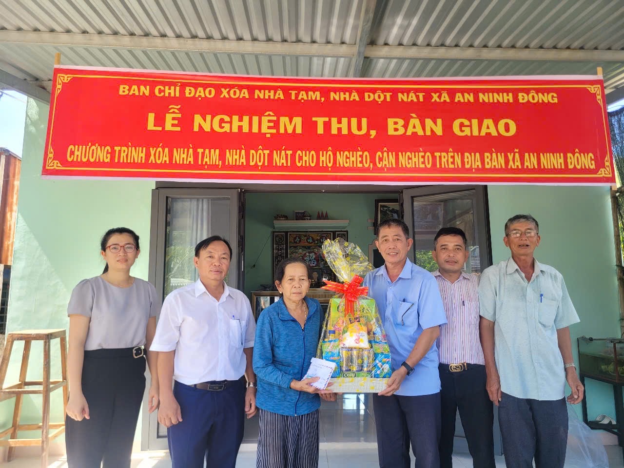 Niềm vui của người d&acirc;n khi cuộc sống bắt đầu ổn định hơn từ căn nh&agrave; khang trang được b&agrave;n giao.