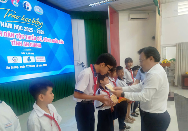 L&atilde;nh đạo Sở GD&ĐT tỉnh An Giang trao học bổng cho c&aacute;c em học sinh.