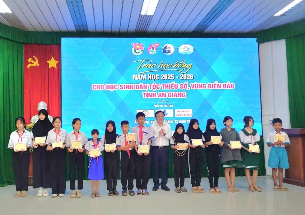 Quỹ học bổng Vừ A D&iacute;nh đ&atilde; trao 90 suất học bổng bao gồm 35 suất cho học sinh Tiểu học v&agrave; 55 suất cho học sinh THCS d&agrave;nh cho c&aacute;c em d&acirc;n tộc thiểu số c&oacute; ho&agrave;n cảnh đặc biệt kh&oacute; khăn.